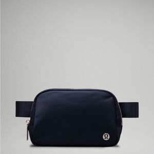 544. Lululemon Belt Bag 1L with medal hardware navy/silverr